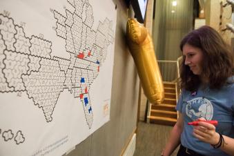 A JumboVote student colors in a map on election night