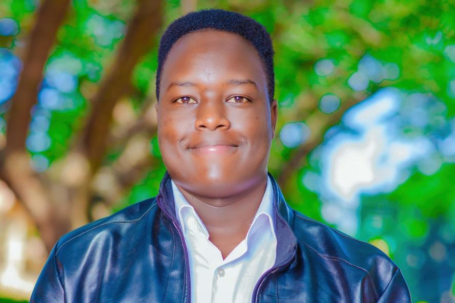 Image of Amos Tiyo, a civic semester student in front of a brown and green background