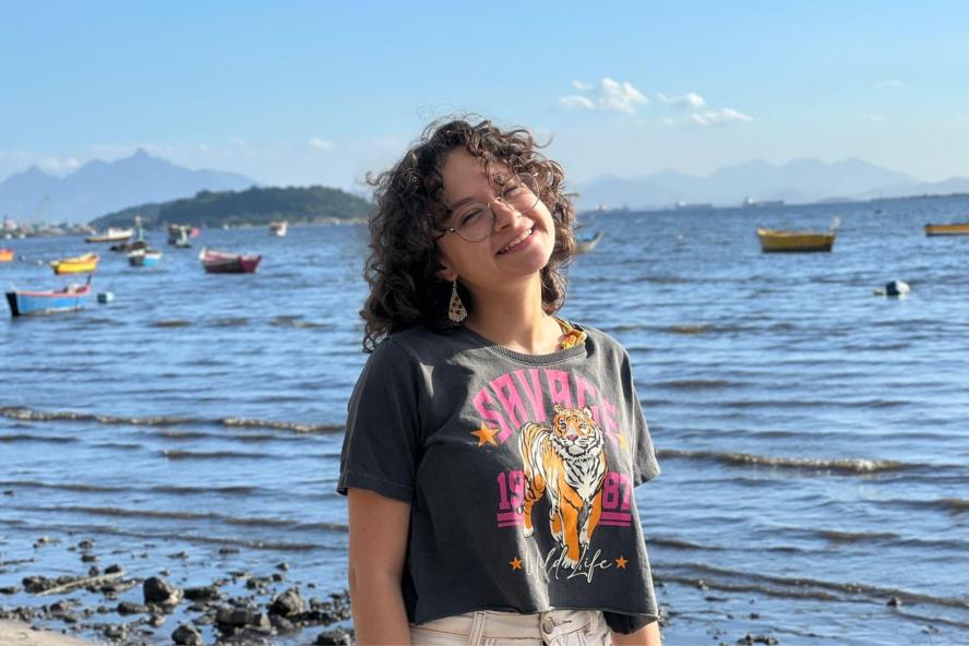 Image of Nicolly in front of a body of water