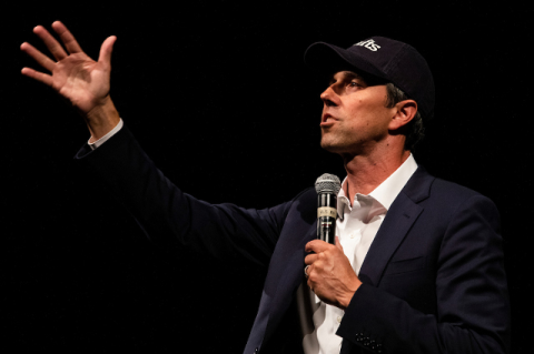 Beto O’Rourke talks with his arm outraised